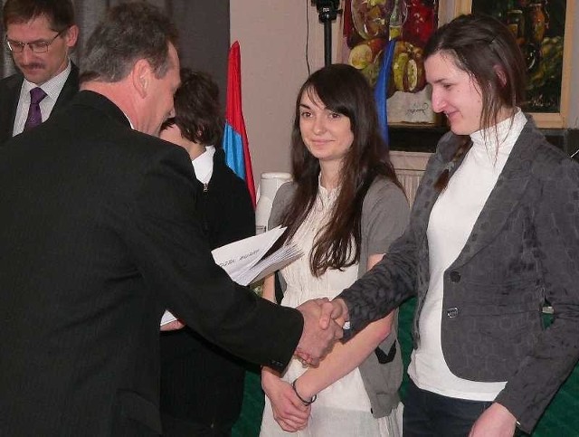 Starosta Jerzy Kolarz wręczył nagrody także mistrzyniom świata juniorek &#8211; Magdalenie Kuzie (z prawej) i Jagodzie Żebrowskiej.   