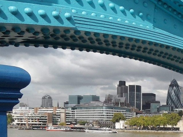 Widok z Tower Bridge na City, dzielnicę biznesową, z niepowtarzalną, oryginalną architekturą