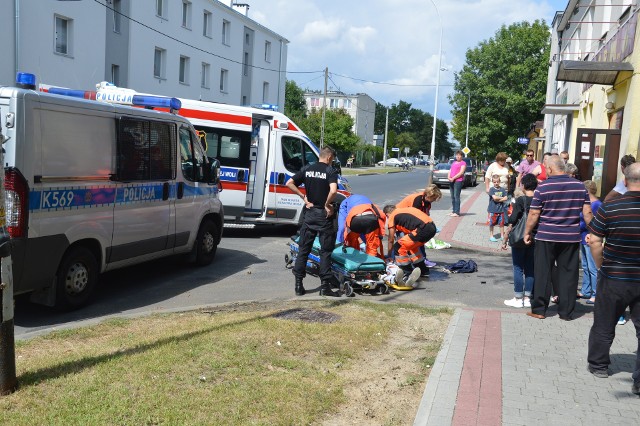 Pogotowie zabiera pobitego mężczyznę