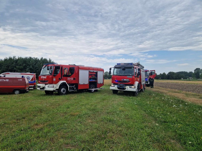 Tragiczny wypadek w Zaczarniu koło Tarnowa. Podczas prac polowych przy prasowaniu słomy zginął 29-letni mężczyzna