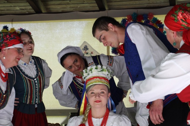 Członkowie zespołu "Sorbin" przedstawili obrzędy dawnego wesela na świętokrzyskiej wsi. Więcej na kolejnych zdjęciach