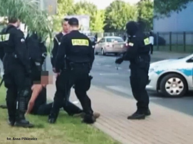 Zatrzymani zostali przewiezieni do Komendy Miejskiej Policji przy ul. Wyszyńskiego.