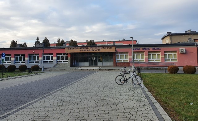 Obie szkoły mieszczą się w jednym budynku przy czechowickiej ul. Traugutta.