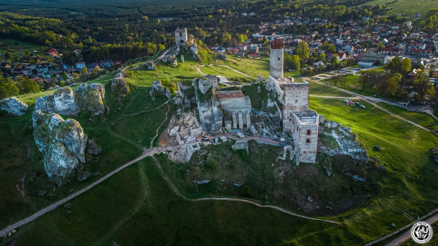 Zamek w Olsztynie z lotu ptaka. Tłumy turystów na Jurze...