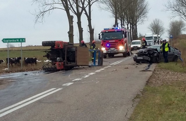 Wypadek w Łupiance. BMW zderzyło się z traktorem.