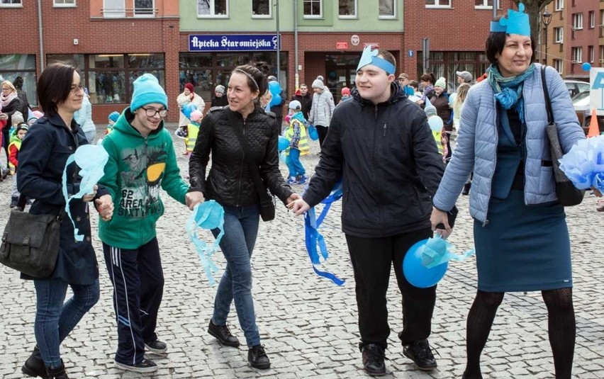 OREW sprawił, że Rynek Staromiejski w Stargardzie zrobił się cały niebieski 