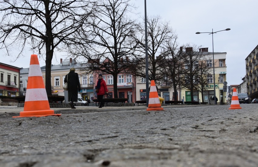 Starówka miasta przepowiada wiosnę. Na Mickiewicza wyrosły już... pachołki 