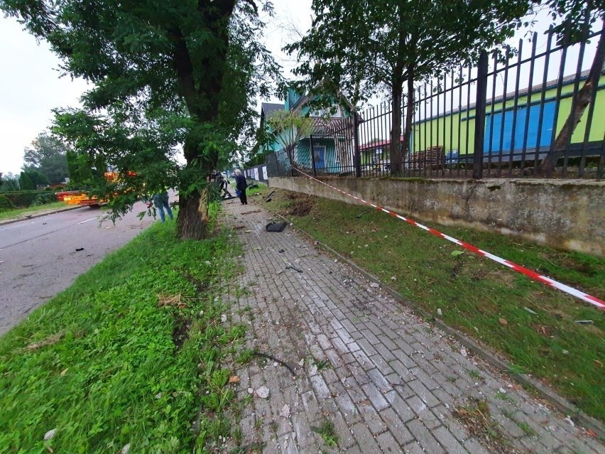 Śmiertelny wypadek w Pucku. Na ul. Żarnowieckiej kierowca uderzył w słup. Zginął na miejscu. 24.08.2022 r.