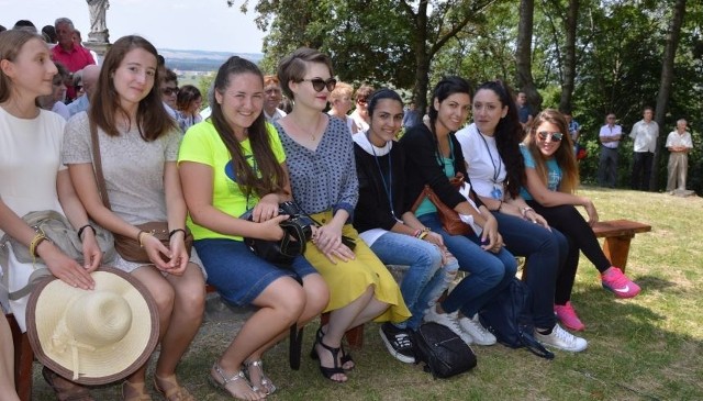 Młodzież z Cypru i wolontariusze Światowych Dni Młodzieży uczestniczyli w niedzielnej mszy świętej na wzgórzu Świętej Anny w Pińczowie.