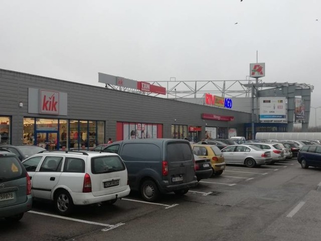 W związku z lockdownem na Mazowszu zamknięte są niektóre sklepy w Centrum Handlowym "Echo" przy ulicy Żółkiewskiego w Radomiu.