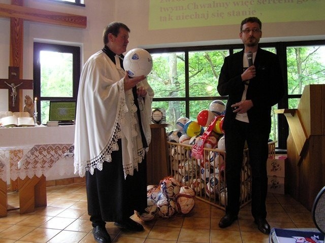 Pastor Jan Byrt odprawił nabożeństwo za Euro 2012 i rozdał...