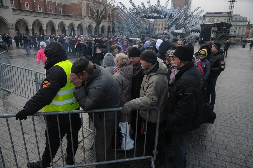 Po raz 18. na Rynku Głównym ubodzy mogli najeść się do syta [ZDJĘCIA]