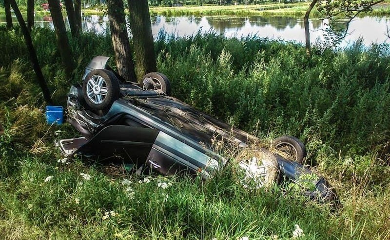 Kierowca renault laguny dachował pod Byczyną. Do wypadku...