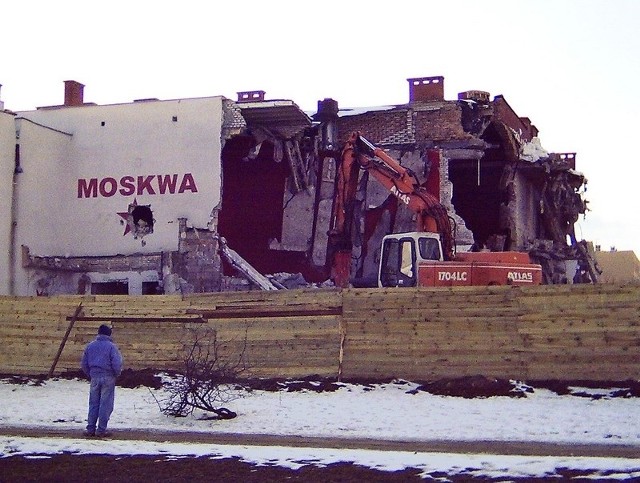 Rozbiórka budynku, w którym mieściła się Moskwa, marzec 2006 roku. 