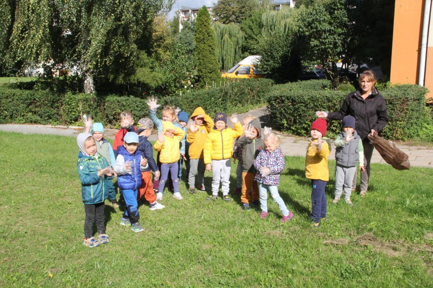 Uczniowie z Brzezin posprzątali teren wokół swoich szkół i brzezińskie ulice