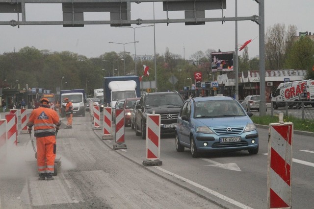 W czwartek drogowcy frezowali nawierzchnię na prawych pasach (do jazdy na wprost) ulic Żytniej i Grunwaldzkiej. W piątek będą asfaltować.