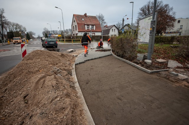 Finalizowane są prace budowlane związane z remontem chodnika u zbiegu ulic Zwycięstwa i Artylerzystów w Koszalinie