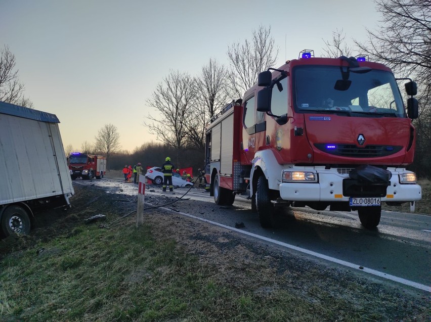 Śmiertelny wypadek na DK20. Zginęły trzy osoby. Poważne utrudnienia