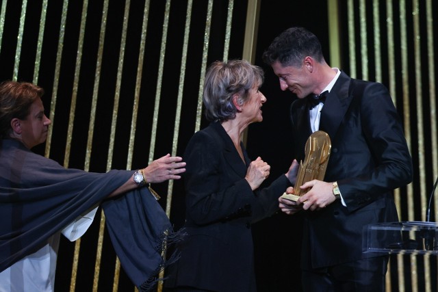 Robert Lewandowski odbiera nagrodę Gerda Muellera dla najlepszego strzelca sezonu 2021/22 w rozgrywkach klubowych i oficjalnych meczach reprezentacji