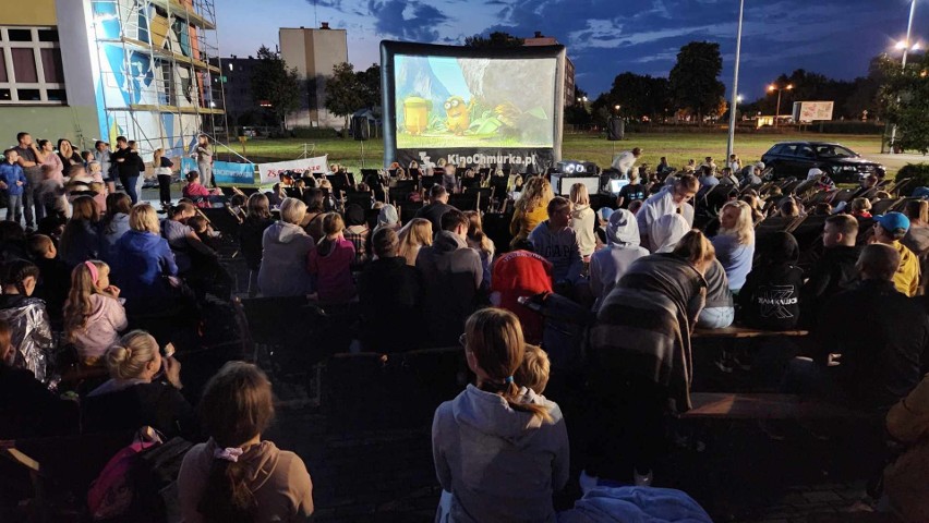 Kino pod chmurką w Ostrołęce. 31.08.2023 wyświetlono "Minionki". Kolejny seans już w niedzielę 3.09.2023