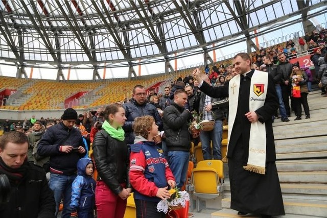 W ubiegłym roku pokarmy święcił ks. Andrzej Dębski, rzymskokatolicki duszpasterz Jagiellonii Białystok