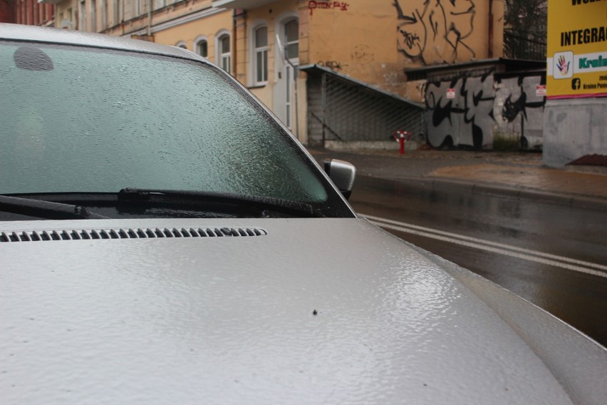 Cieniutka warstwa lodu pokrywająca auta w centrum Lublina