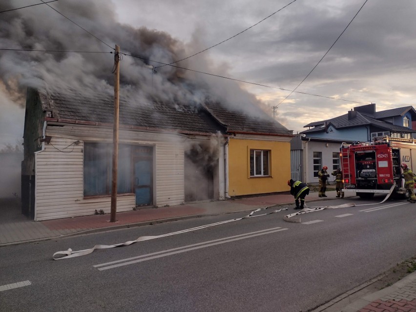 Pożar domu przy ulicy Sandomierskiej w Ćmielowie. W akcji sześć zastępów straży pożarnej