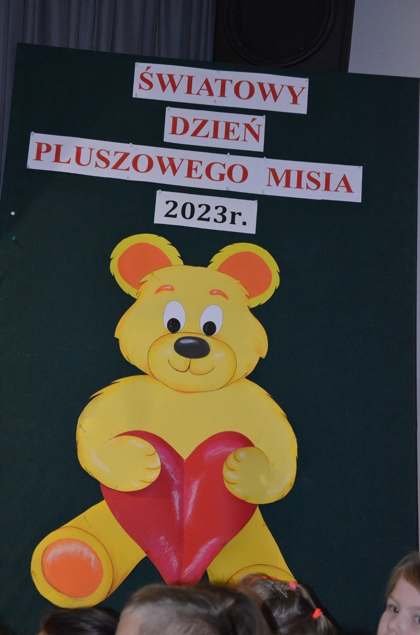 Światowy Dzień Pluszowego Misia w Borkowicach w powiecie przysuskim. Najmłodsi uwielbiają maskotki