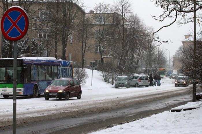 Autobus zderzył się z autami osobowymi na ul. Waryńskiego w...