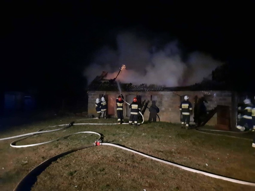 Pożar w Ponikwi Dużej. Ogień gasiło kilka jednostek strażackich, 4.12.2020