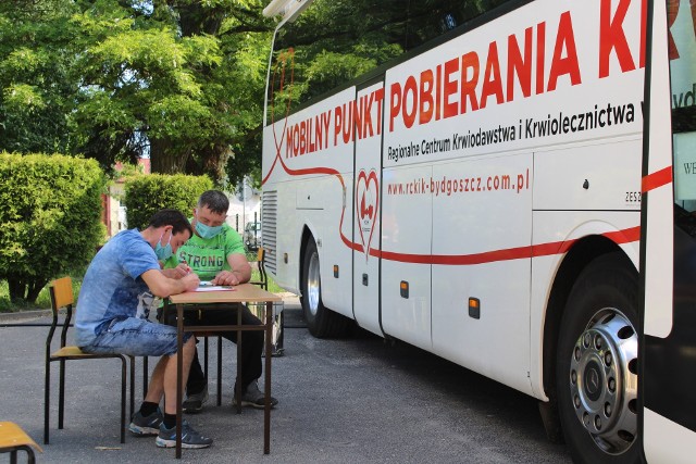 Przy Szkole Podstawowej w Papowie Biskupim odbyła się 11. akcja honorowego krwiodawstwa, którą w imieniu Polskiego Czerwonego Krzyża zorganizował Bartosz Wajda. W specjalistycznym autobusie przeprowadziła ją ekipa medyczna z Regionalnego Centrum Krwiodawstwa i Krwiolecznictwa z Bydgoszczy. - Do akcji honorowego krwiodawstwa przystąpiły 32 osoby, krew pobrano od 27 osób - w tym trzech dawców pierwszorazowych - informuje Bartosz Wajda. - Zebrana krew w ilości 11,69 l przeznaczona zostanie na leczenie 4-letniej Natalki Pochylskiej ze Żnina. Krwiodawcy oprócz standardowego pakietu energetycznego otrzymali zestaw upominków z okazji Światowego Dnia Krwiodawcy.Na ten trudny czas pandemii zawieszonych zostało większość planowanych operacji, czego skutkiem było zawieszenie też akcji wyjazdowych do poboru krwi. Krew można było oddawać jedynie w Centrum i Oddziałach Terenowych RCKiK. Gdyby tego nie uczyniono, nastąpiłby znaczny przyrost zapasu krwi, która po prostu mogłaby nie być wykorzystana. Teraz, kiedy sytuacja jest w miarę stabilna i zwiększyło się zapotrzebowanie na krew, przywrócone zostały akcje wyjazdowe, choć na razie tylko w ambulansach. Krwiodawcy jednak udowodnili, że pandemia im nie straszna i każdego dnia są gotowi ratować życie innym.Dziękujemy za udział i zapraszamy 13 września na kolejną akcję w Papowie Biskupim.