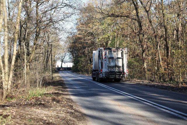 Spowodowałoby to znaczne pogorszenie jakości życie mieszkańców lokalnej społeczności przez zwiększenie stężenia zanieczyszczeń i hałasów pochodzących z drogi powiatowej, uciążliwości wysypiska śmieci/biogazowni - wybrzmiewało w liście osoby reprezentującej społeczność Suchego Lasu