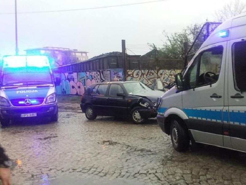 Pościg za pijanym kierowcą ulicami Kielc zakończony uderzeniem w autobus 