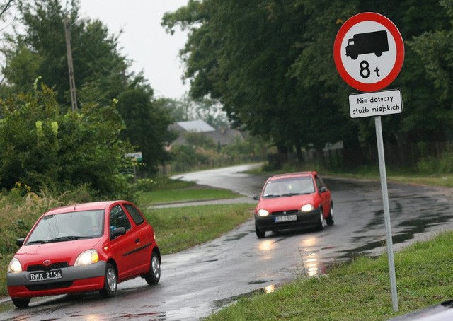 Znaki zakazu ruchu dużych ciężarówek pojawiły się przy ulicach Zamkowej i Ocickiej.