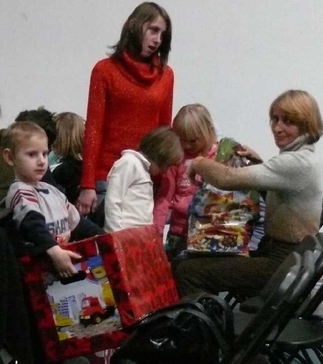 Dzieci ledwo co uniosły wielkie paczki z prezentami.
