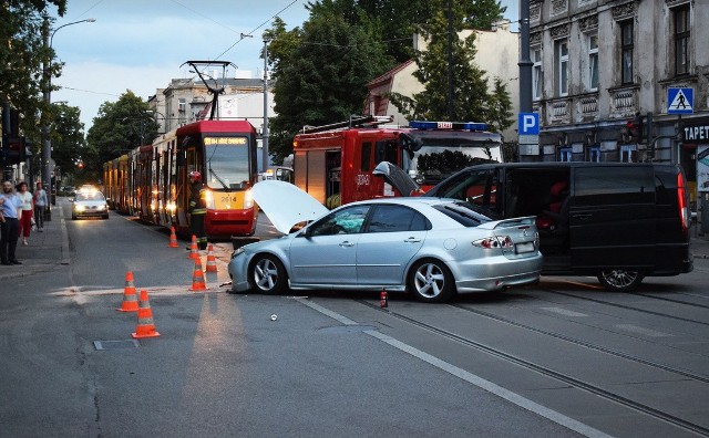 Do groźnego wypadku doszło w czwartek wieczorem w centrum Łodzi. Około godz. 20 u zbiegu ul. Skłodowskiej-Curie i ul. Gdańskiej zderzyły się dwa samochody osobowe. Przez kilkadziesiąt minut nie kursowały tramwaje. Okoliczności wypadku ustala policja.Zobacz zdjęcia