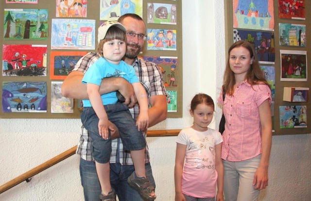 Rodzina Wojtysiów odnalazła na wystawie rysunek Agaty, uczennicy I klasy I SSP w Kielcach. Radość z tego powodu była duża.