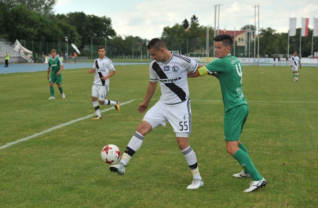 Maciej Świdzikowski (z prawej) oraz Artur Jędrzejczyk (z lewej) występowali kiedyś wspólnie w zespole Legii Warszawa w Młodej Ekstraklasie. W piątek ponownie spotkali się na jednym boisku, tym razem po przeciwnych stronach.
