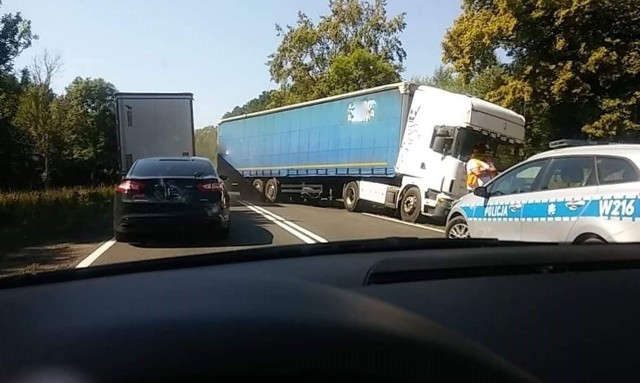W środowe popołudnie na drodze krajowej nr 11 w okolicy Bobolic doszło do wypadku. W zdarzeniu brały udział trzy samochody osobowe oraz ciężarówka.W miejscu zdarzenia występują utrudnienia w ruchu. Wkrótce więcej informacji.Zobacz także Rozmowa Tygodnia GK24 z Moniką Kosiec z KMP w Koszalinie