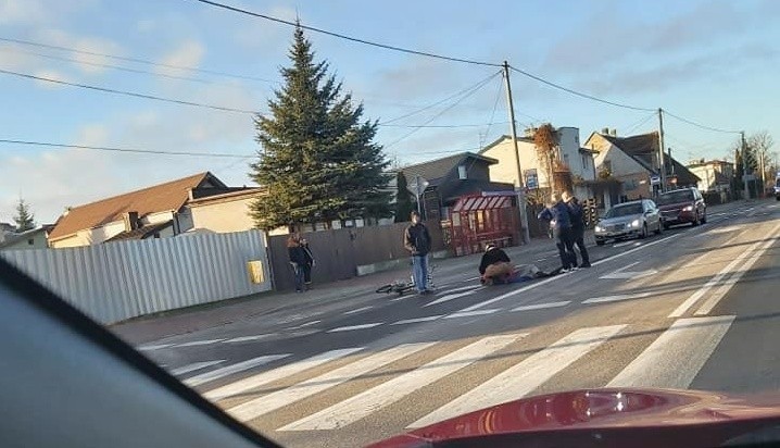 Białystok. Potrącenie rowerzystki na ul. Baranowickiej. 60-latka z toyoty zignorowała czerwone światło [ZDJĘCIA]