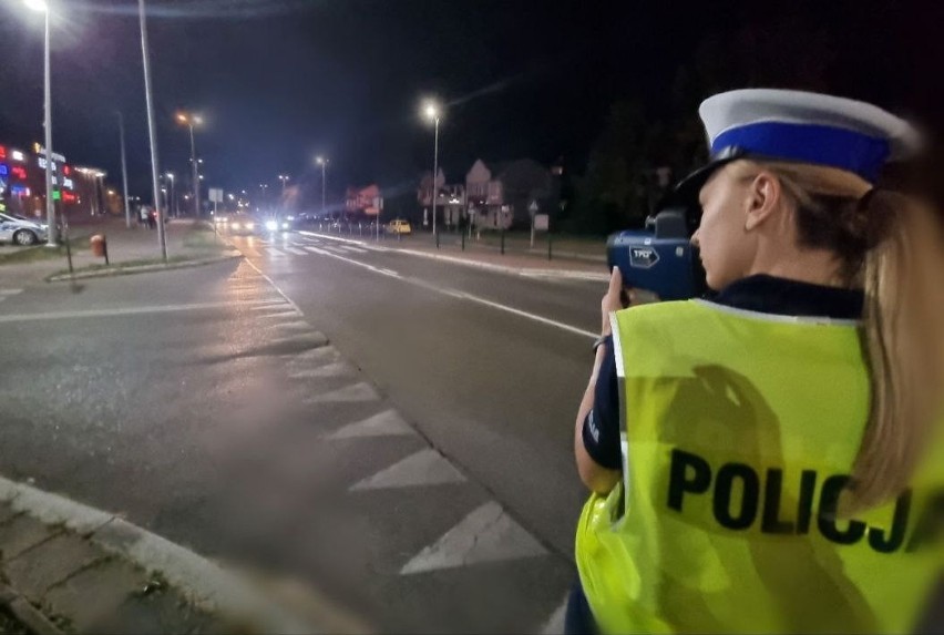 Ostrołęka. Policja walczy z kierowcami, którzy łamią przepisy i zakłócają spokój w centrum miasta. Podsumowanie weekendu 20-21.08.2022