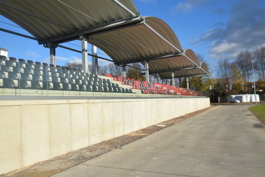 Przebudowywany stadion Oskara Przysucha jest już niemal gotowy. Są krzesełka, murawa. Zobaczcie nowe zdjęcia 