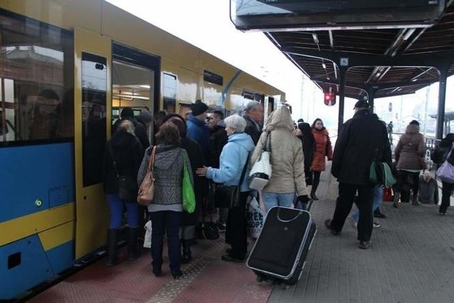 Największe cięcia dotkną linii Nysa - Brzeg. Dziś obsługuje ją pięć par pociągów. Zniknąć mogą nawet dwie pary.