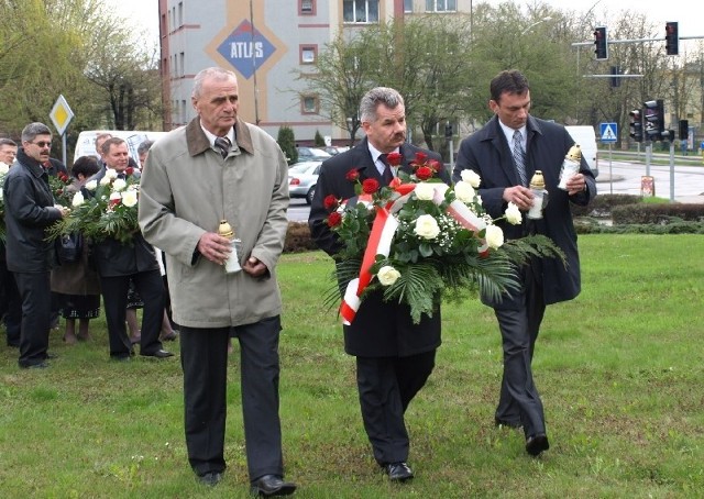 Samorządowcy z Przeworska złożyli wiązanki kwiatów i zapalili znicze pod Pomnikiem Milenijnym w intencji ofiar katastrofy.