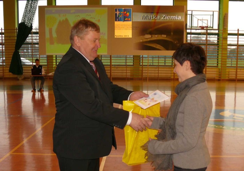 Nagrody wręczał wójt gminy Pysznica Tadeusz Bąk.