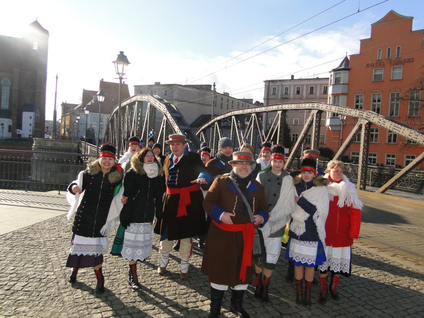 Zespół Pod Borem z Zawad z wizytą we Wrocławiu: koncert, tańce i śpiewy na Rynku [ZDJĘCIA]