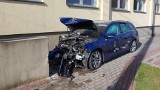 Volkswagen uderzył w znak drogowy i budynek w Chwałowicach. 28-letni kierowca trafił do szpitala