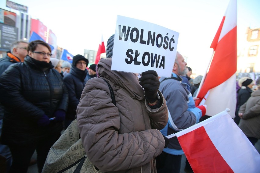 Pikieta przeciw ograniczeniom wobec dziennikarzy pod Teatrem...