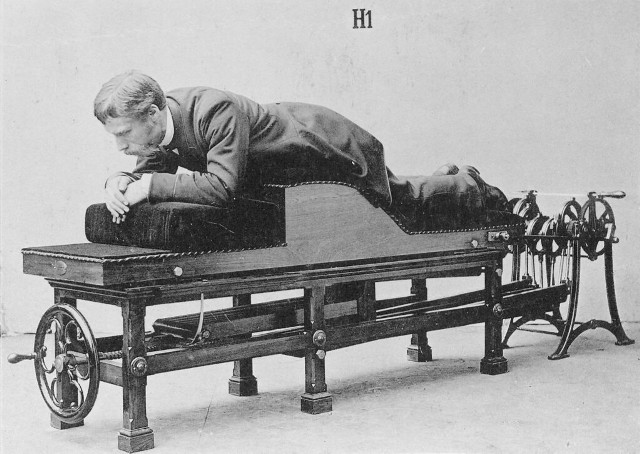 Idea maszyn do ćwiczeń powstała już w osiemnastym wieku, jednak dopiero pod jego dziewiętnastego powstawały wynalazki, które dały początek współczesnym fitnessowym rozwiązaniom. Jednym z najważniejszych twórców maszyn do ćwiczeń, które początkowo służyły głównie rehabilitacji, był szwedzki lekarz Gustav Zander. Zobacz, jak wyglądały pierwowzory współczesnych maszyn treningowych, popularne zwłaszcza w XIX wieku! Na zdjęciu urządzenie do masażu brzucha.Wszystkie ilustracje pochodzą z książki „Dr. G. Zander's medico-mechanische Gymnastik” dr Alfreda Levertina z 1892 roku, a zostały udostępnione przez Techniska Museet, czyli sztokholmskie Muzeum Techniczne (licencja). Zobacz kolejne slajdy, przesuwając zdjęcia w prawo, ew. naciśnij strzałkę lub przycisk NASTĘPNE. 