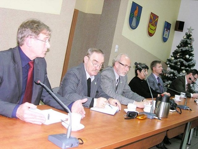 Andrzej Budziak (z lewej) apelował do radnych: - Nie podejmujcie zbyt szybkich decyzji 